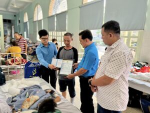 Trao sổ tiết kiệm cho gia đình công nhân khó khăn